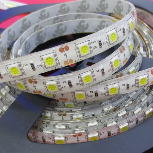 Ταινία LED 5050 υποβρύχια, 60 LED ανά μέτρο, 14W - Ανθεκτικός φωτισμός σε θερμό λευκό και κρύο λευκό για υποβρύχιο περιβάλλον.
